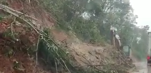 Vídeo: chuva provoca deslizamento de terra e interdita trecho da BR-104, em União dos Palmares