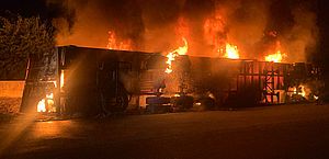Caminhão carregado de tapetes pega fogo na BR-101, em Flexeiras