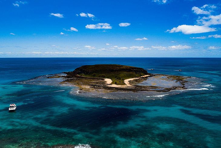 Vista aérea da área de proteção ambiental marinha Arquipélago dos Abrolhos