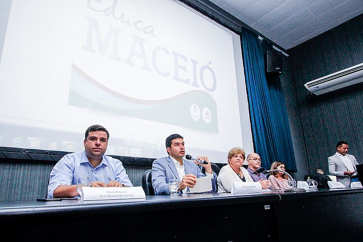 Rui Palmeira fala durante lançamento do programa Educa Maceió