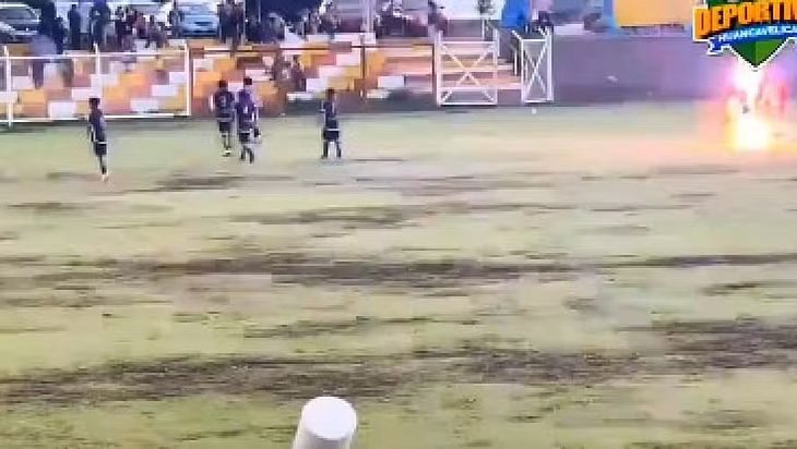 Jogadores foram atingidos por um raio durante uma partida de futebol