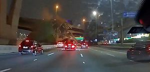 Carreta tomba em viaduto e carga de madeira cai sobre veículos 