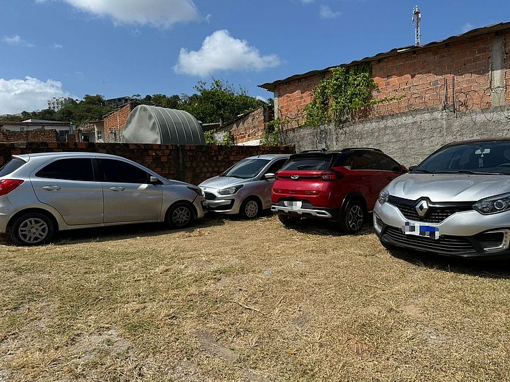 Três veículos foram apreendidos durante a operação para prender os ciminosos