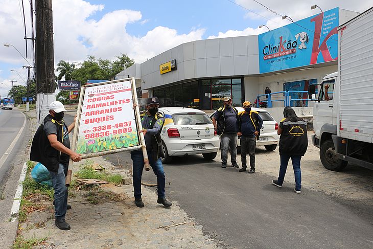 Fiscais recolhem material de propaganda irregular na Avenida Durval de Góes Monteiro
