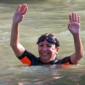 Prefeita de Paris cumpre promessa e mergulha no rio Sena antes dos Jogos Olímpicos; veja vídeo