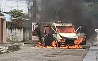 Vídeo: ambulância pega fogo e explode na parte alta de Maceió