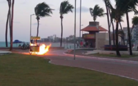 Vídeo: carrinho de churros pega fogo em ciclovia na Jatiúca 