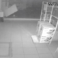 VÍDEO: homem invade loja pelo teto no Centro de Maceió, mas fica preso sem ter por onde sair