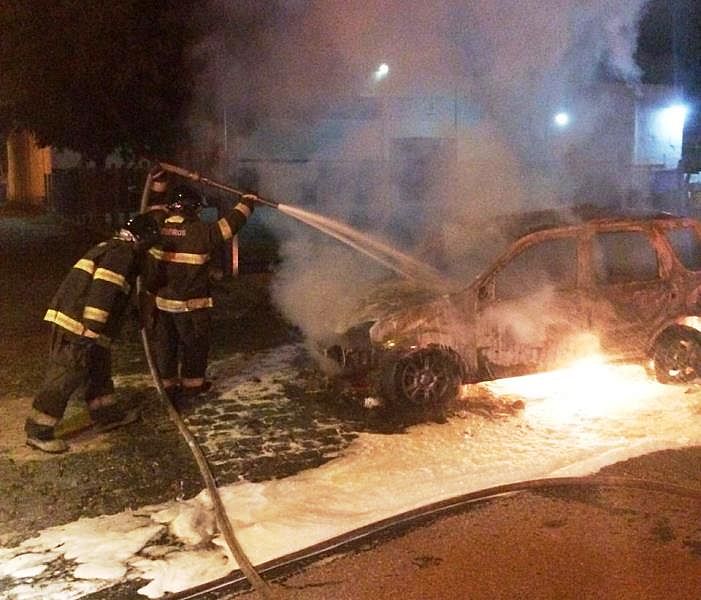 Bombeiros usaram extintores para cotnrolar chamas
