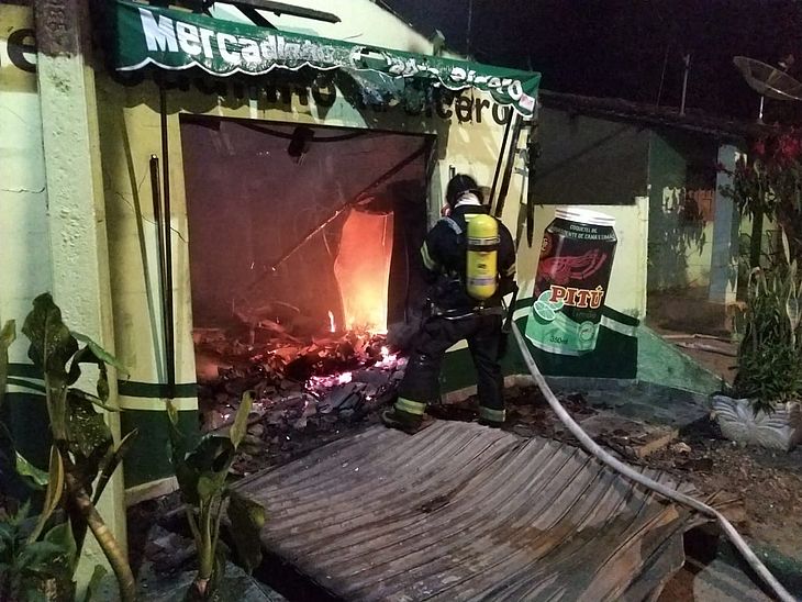 Incêndio durante a madrugada destrói mercadinho em Taquarana 