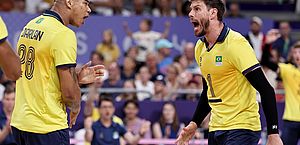 Brasil desencanta no vôlei masculino, vence a 1ª e garante vaga nas quartas 