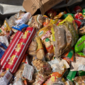 Charque e mortadelas: 750 kg de mercadorias vencidas são retirados de circulação na Levada 