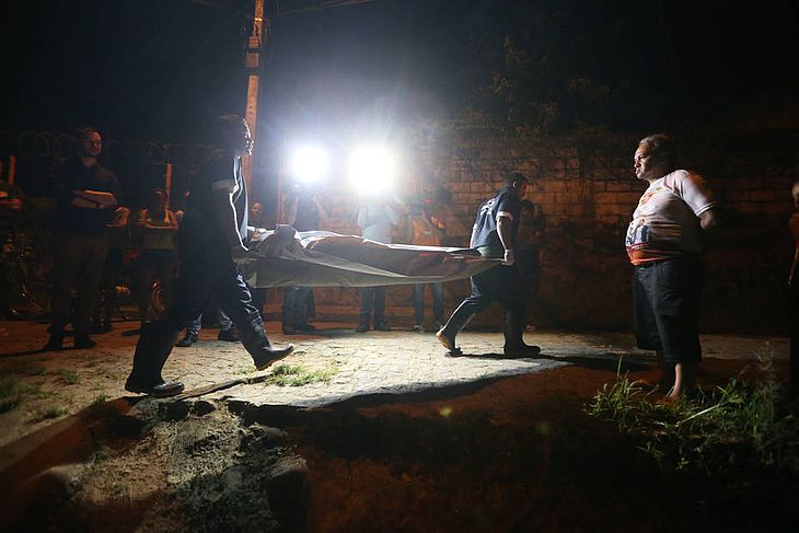 Policiais aguardam a chegada do IML para retirar corpo estrangulado em Pernambuco