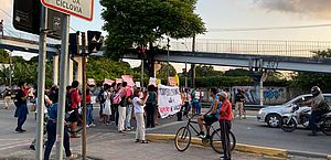 Estudantes voltam a bloquear trecho da BR-104 na frente da Ufal; veja imagens