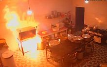 Vídeo mostra incêndio em cozinha de restaurante, em Penedo