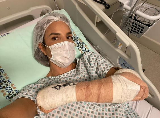 A cantora realizou o procedimento no Hospital Aliança, em Salvador