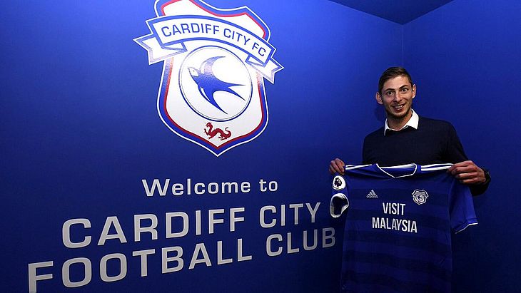Atacante argentino Emiliano Sala havia assinado com o Cardiff e viajava para se apresentar ao novo clube