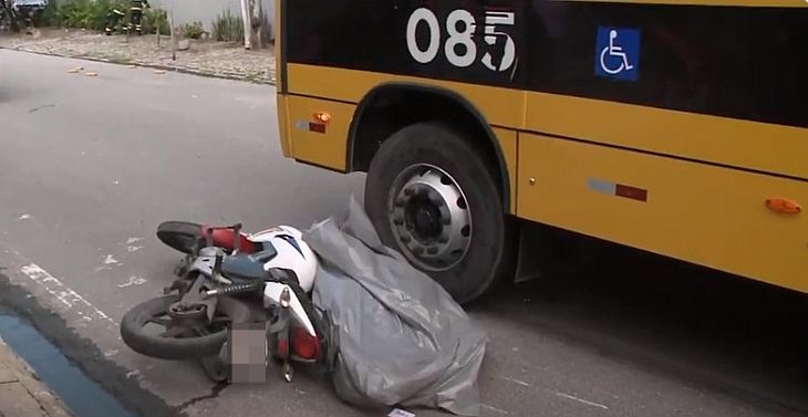 Acidente com ônibus escolar matou motociclista no Farol