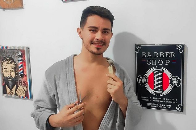 Cearense se inspira em praia de nudismo e cria barbearia com funcionários e clientes nus