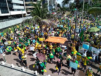 Apoiadores de Bolsonaro vão às ruas em Maceió