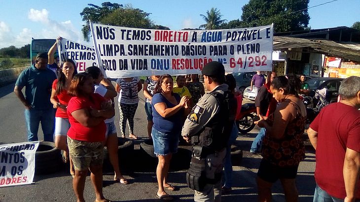 Manifestantes fecham parte da pista no sentido Maceió