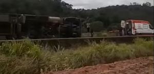 Caminhão capota e deixa duas pessoas feridas na AL-101, em Teotônio Vilela