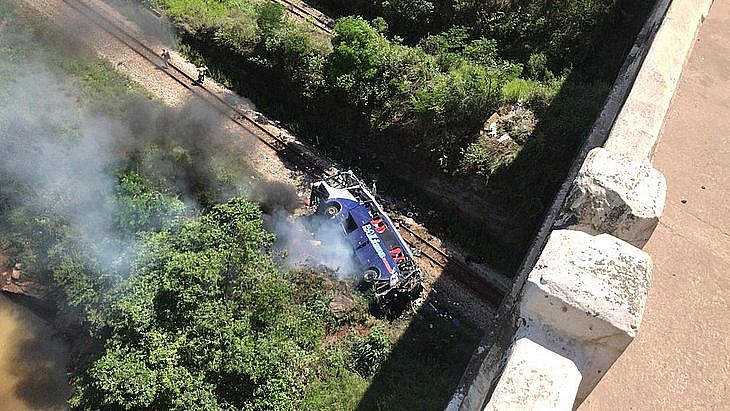 Ônibus caiu de uma altura de 35 metros; acidente matou 19 passageiros 