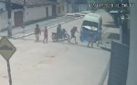 Vídeo: dupla em moto para em cruzamento e garupa toma celular de mulher em Maceió