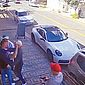 Ladrões ameaçam motorista em porta de bar e roubam Porsche 