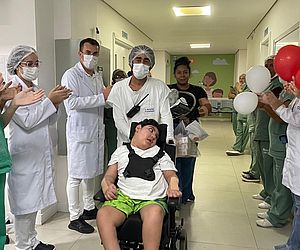 Após sete meses de internação, criança de 8 anos recebe alta no Hospital da Criança de Alagoas