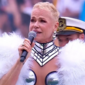 Xuxa emociona público com show em intervalo de futebol; assista 