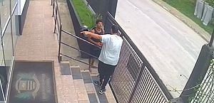 Homem agride policial com socos em frente a delegacia em Ilhabela 