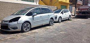DMTT remove quatro veículos com características de abandono, em Maceió