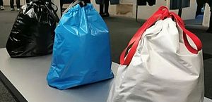 Compraria? marca famosa vende bolsa inspirada em sacos de lixo por R$ 9 mil