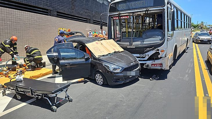 Uma faixa da Avenida Muniz Falcão foi bloqueada