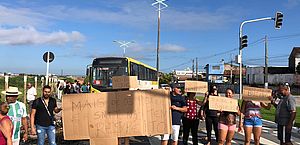 Moradores do São Jorge fecham a Avenida Josepha de Mello em protesto contra a SMTT