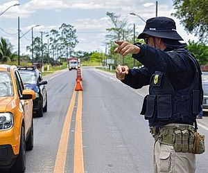 Trecho de rodovia é interditado em Joaquim Gomes para retirada de caminhão tombado