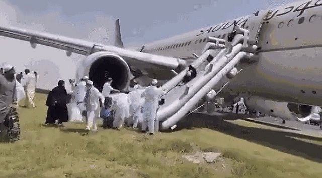 Ocupantes da aeronave precisaram descer por escorregador de emergência
