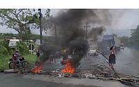 Após rachaduras, moradores de residencial no Rio Novo protestam na BR-316