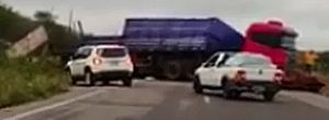 Caminhão com carga de madeira tomba e motorista sai ileso em Girau do Ponciano