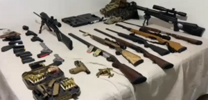 Vídeo mostra arsenal apreendido com CAC suspeito de matar quatro pessoas em Arapiraca