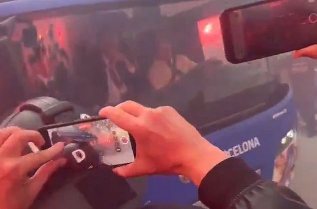 Torcedores do Barcelona se confundem e acertam pedras no ônibus do clube; vídeo