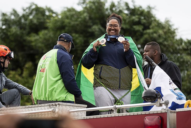 Beatriz Souza,26, judoca medalha de ouro nos Jogos Olímpicos de Paris 2024, desfila em carreata com o Corpo de Bombeiros, acompanhada do pai e do marido, pelas ruas de Peruíbe, litoral sul paulista.