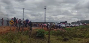 Protesto por mortes de jovens se estende até esta quarta (16); rodovia segue bloqueada