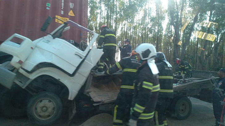 Motorista fica preso às ferragens após acidente entre caminhão e carreta na BR-316