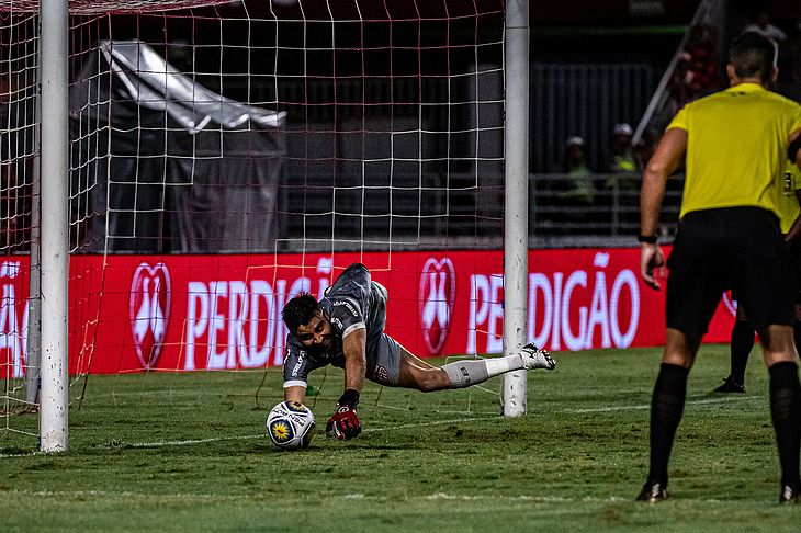 O goleiro Matheus Albino no confronto por pênaltis contra o Botafogo-PB, pelas quartas de final da Copa do Nordeste
