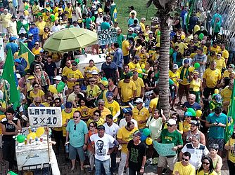 Apoiadores de Bolsonaro vão às ruas em Maceió