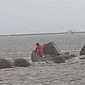 Homem que pescava fica cercado por água durante tempestade no Rio Grande do Sul