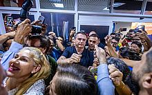 Bolsonaro chega a AL para festas de fim de ano e é recepcionado por multidão em aeroporto