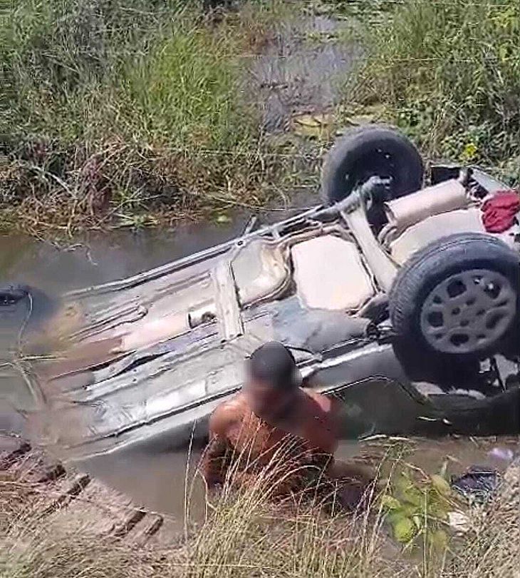 No veículo estavam quatro ocupantes e três foram resgatados com vida